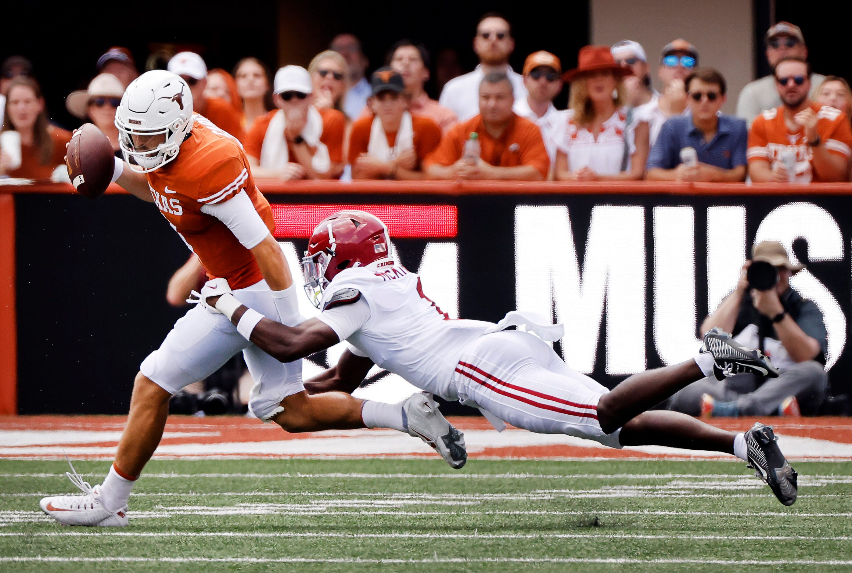 Texas Longhorns quarterback Hudson Card (1) avoids the sack by Alabama Crimson Tide...