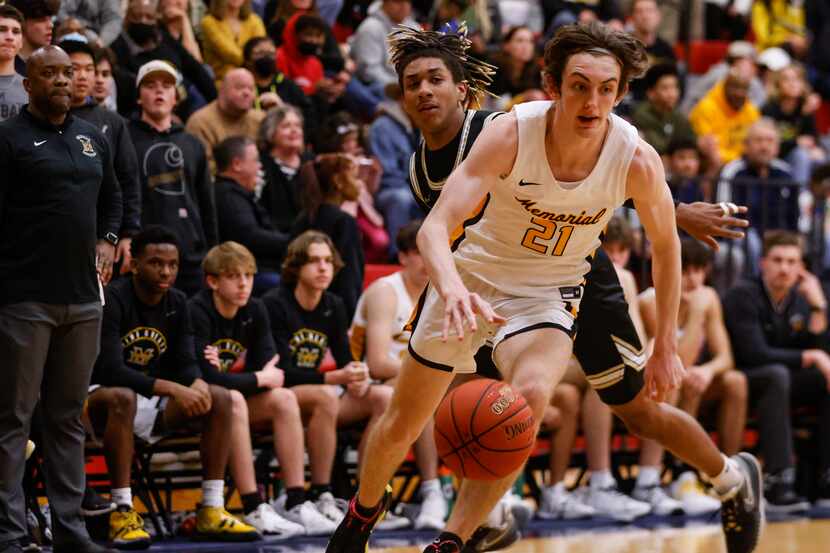 Frisco Memorial's Drew Steffe (21) dribbles the ball up the court after passing The Colony's...
