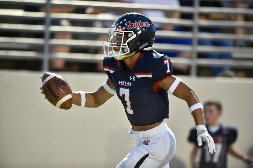 Ryan freshman wide receiver Billy Bowman jr. (7) catches a pass from Ryan senior quarterback...