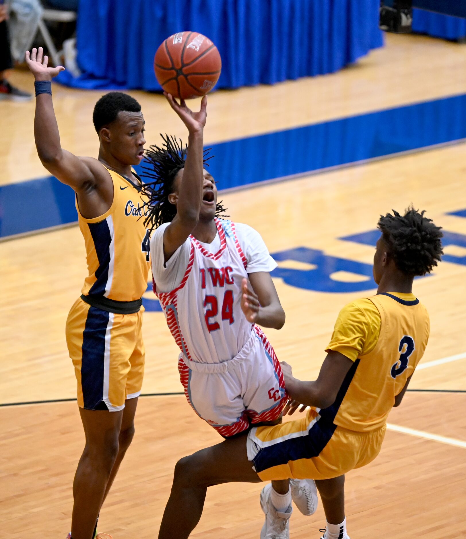 Carter’s Erin Wright (24) drives to the basket between Faith Family’s T.J. Caldwell (4) and...