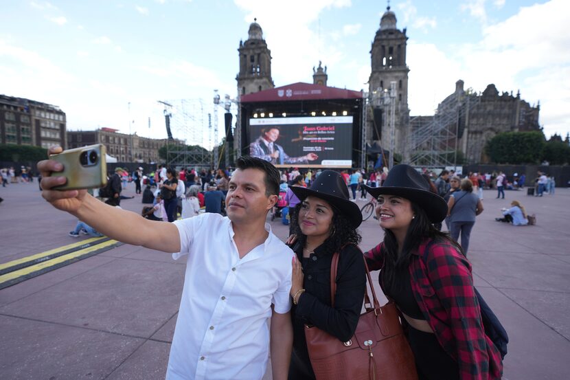 Manuel Torres se toma una selfie con su esposa Ana Ordaz, centro, y su hija Paola Torres...