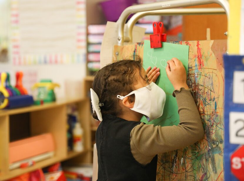 Lucía Sánchez dibuja como parte de una actividad de la clase d eprekínder de  la maestra...