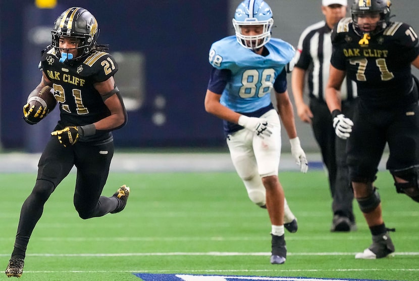 South Oak Cliff running back Danny Green (21) races past Frisco Emerson defensive lineman...