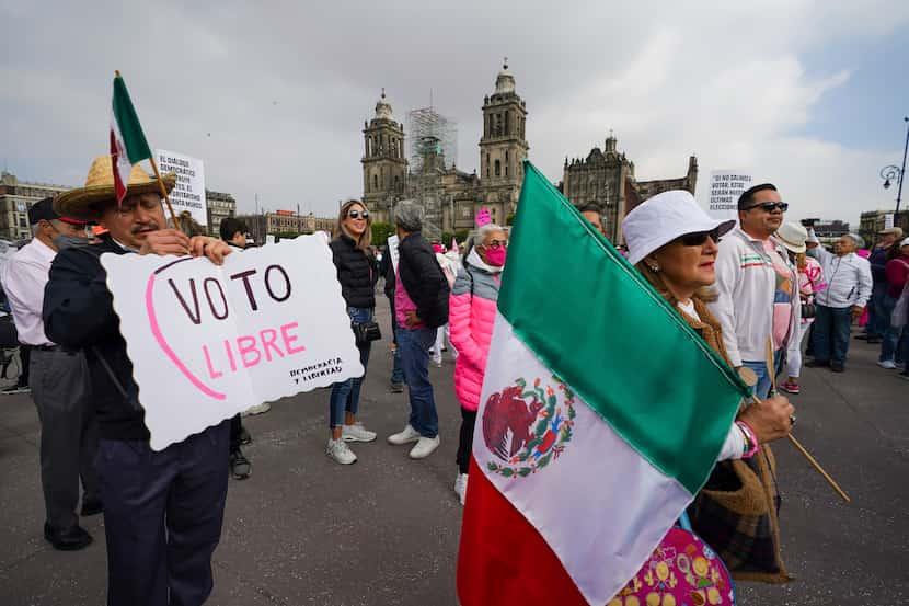 Manifestantes participan en una marcha convocada por organismos ciudadanos para exigir que...