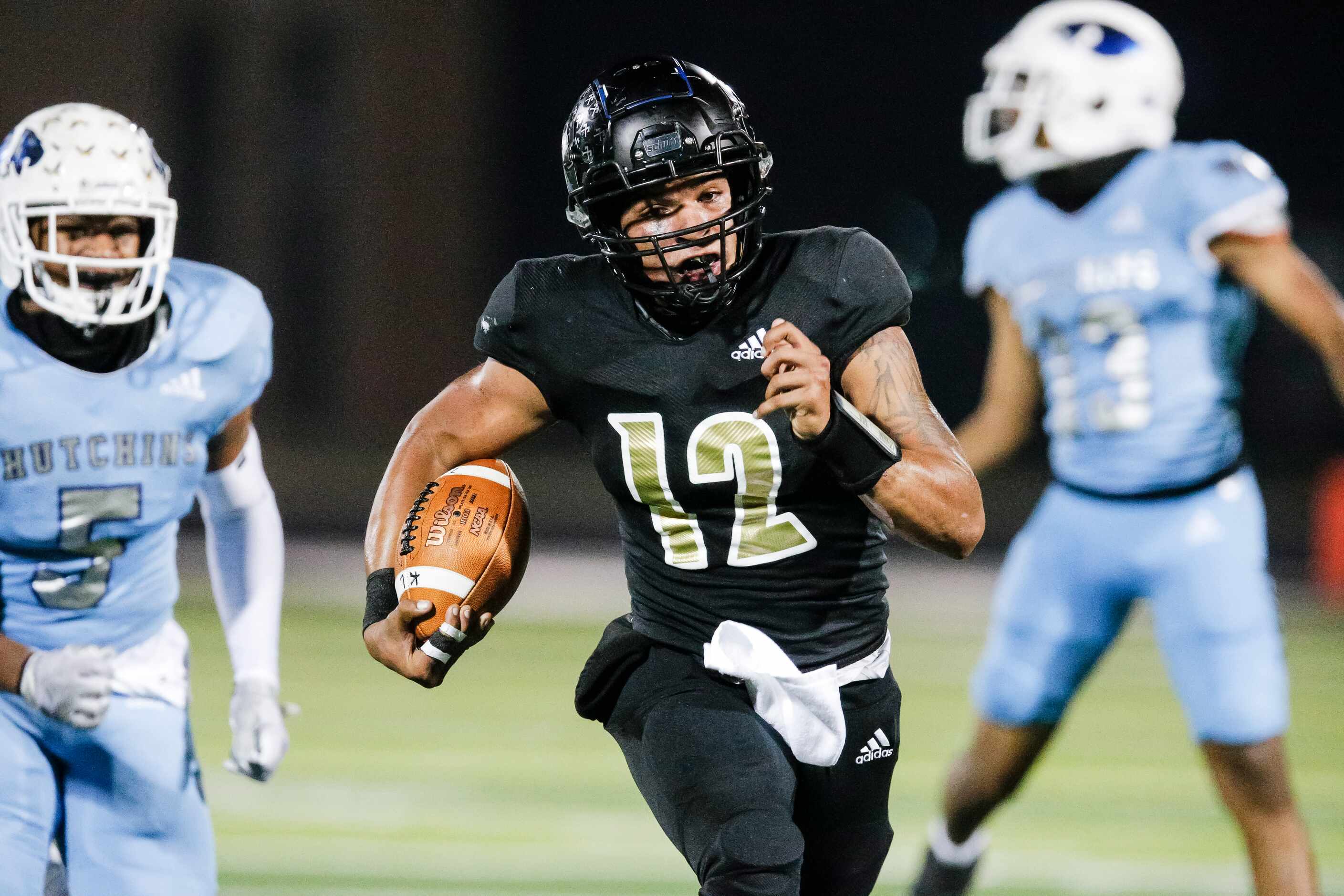 Kaufman senior quarterback Ladamian Bailey (12) carries the ball in for a touchdown during...