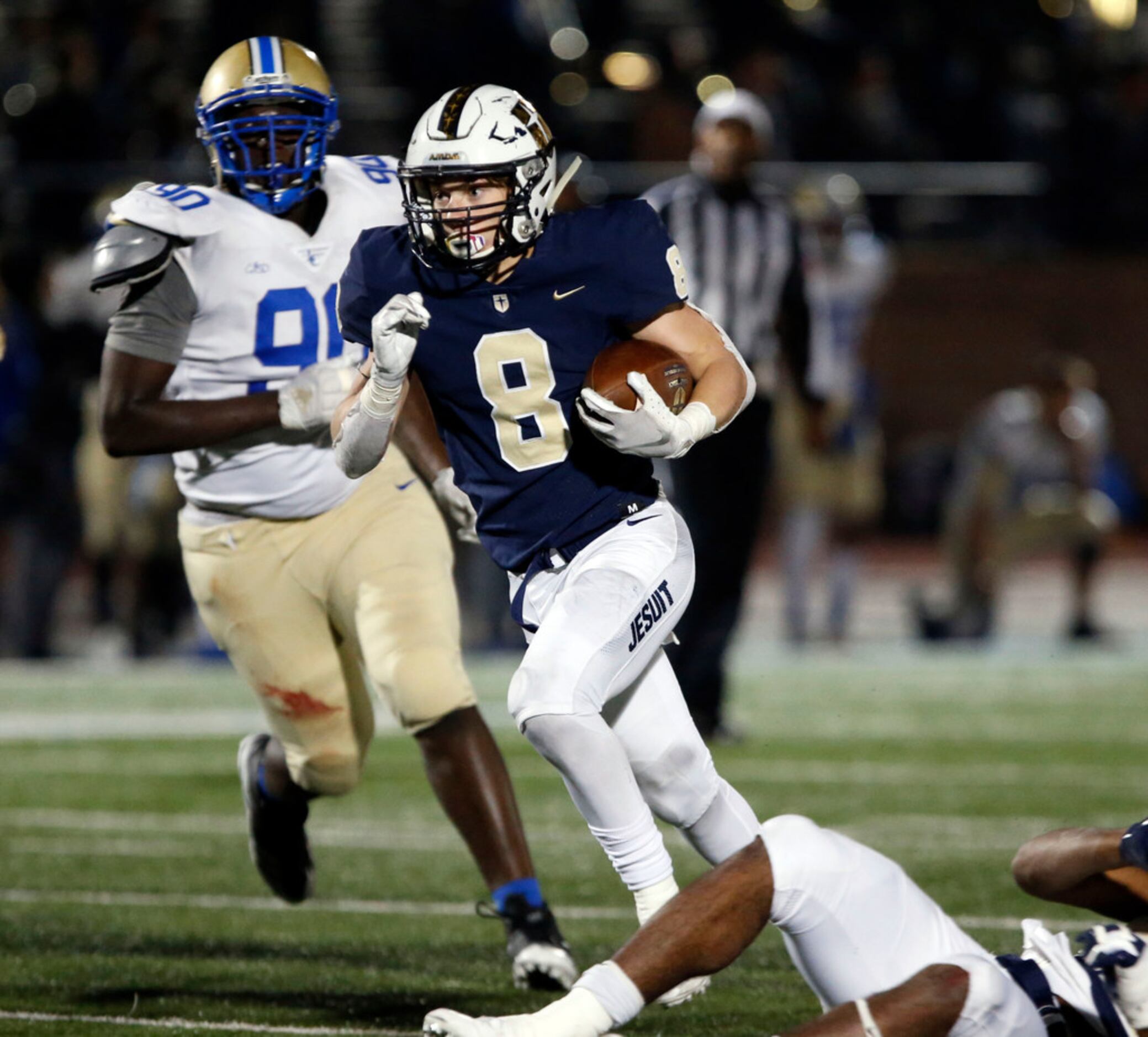 Jesuit's Jake Taylor (8) runs for a couple of yards during the first half of the Lakeview...