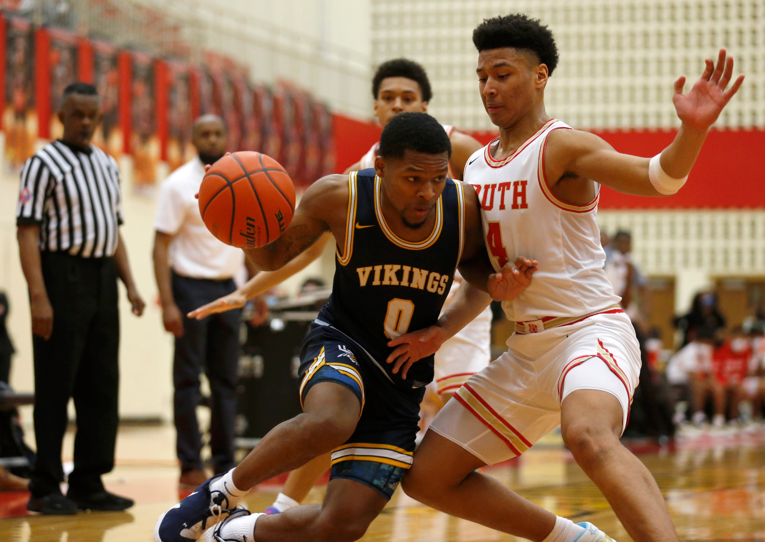 Arlington Lamar's Le'Andre Roberts (0) drives to the basket as he is defended by South Grand...