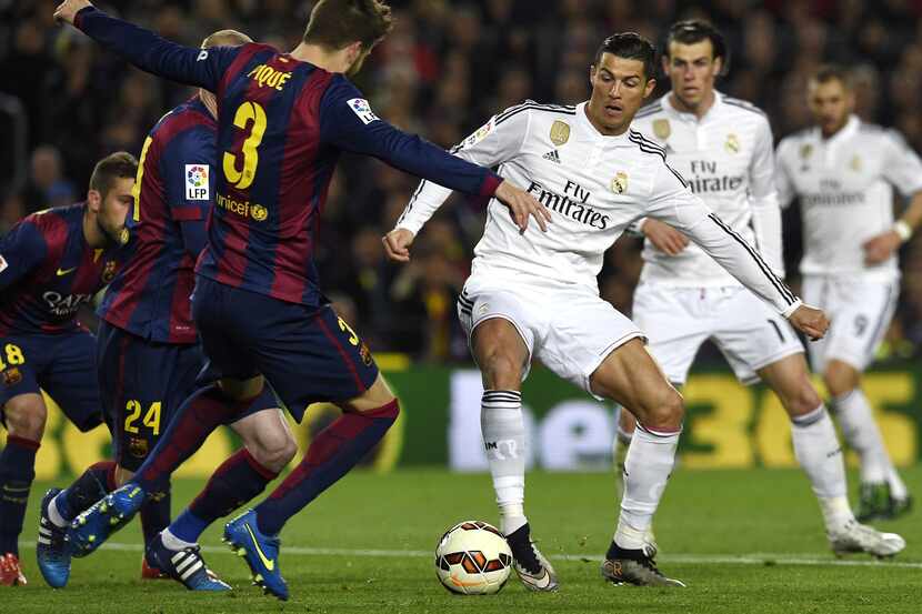 El portugés Cristiano Ronaldo (centro) estará disponible para enfrentar con el Real Madrid...
