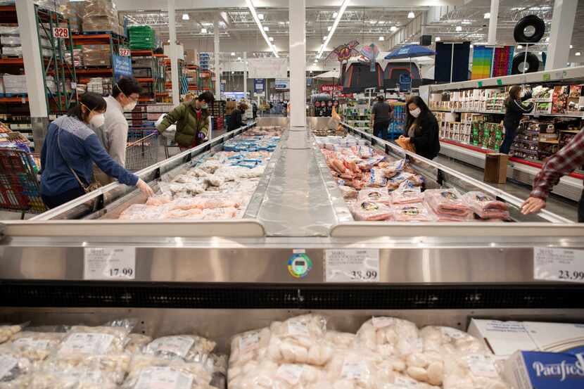 Consumidores escogen productos en un supermercado en San Francisco, California.