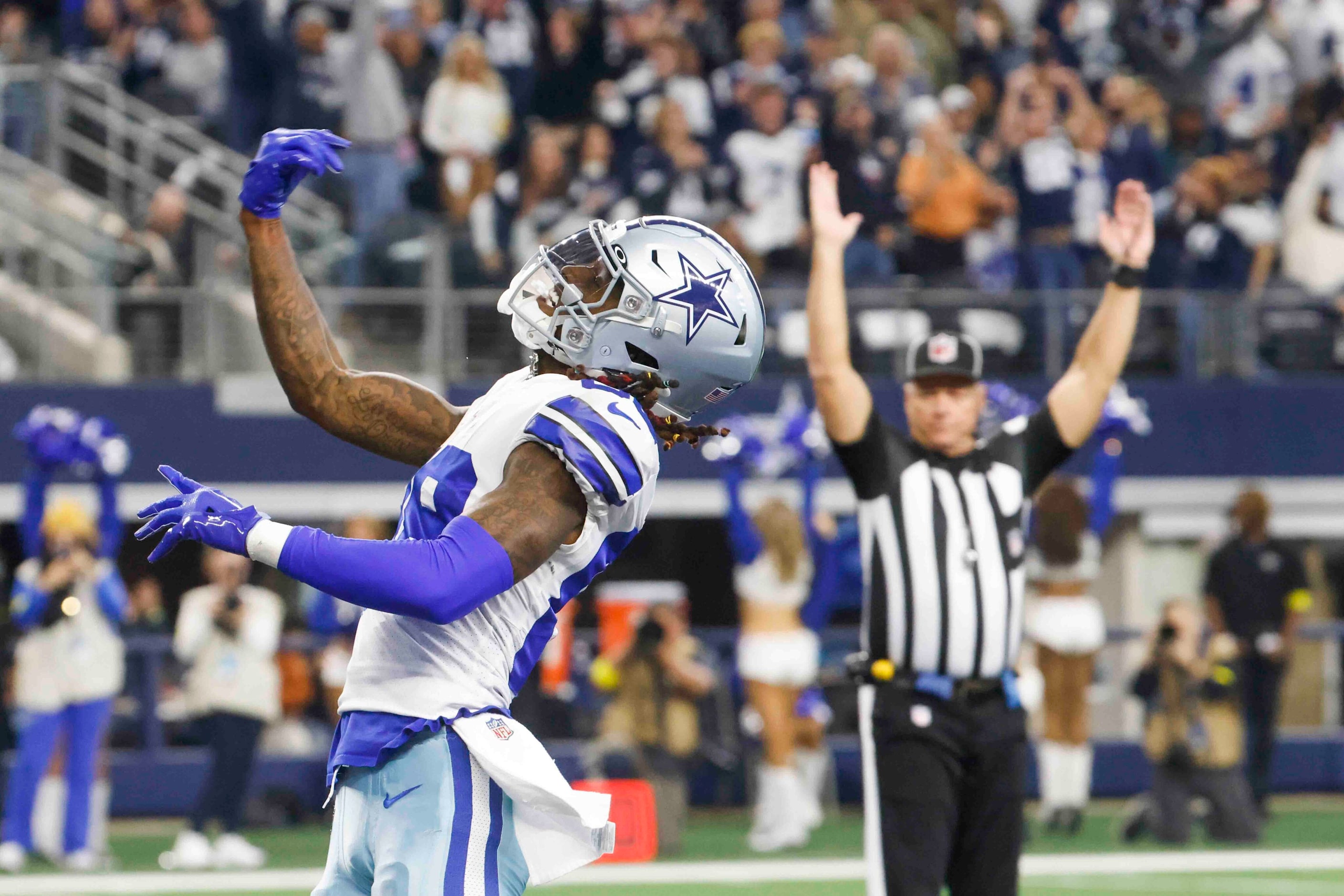 Dallas Cowboys wide receiver CeeDee Lamb (88) celebrates a touchdown against Philadelphia...