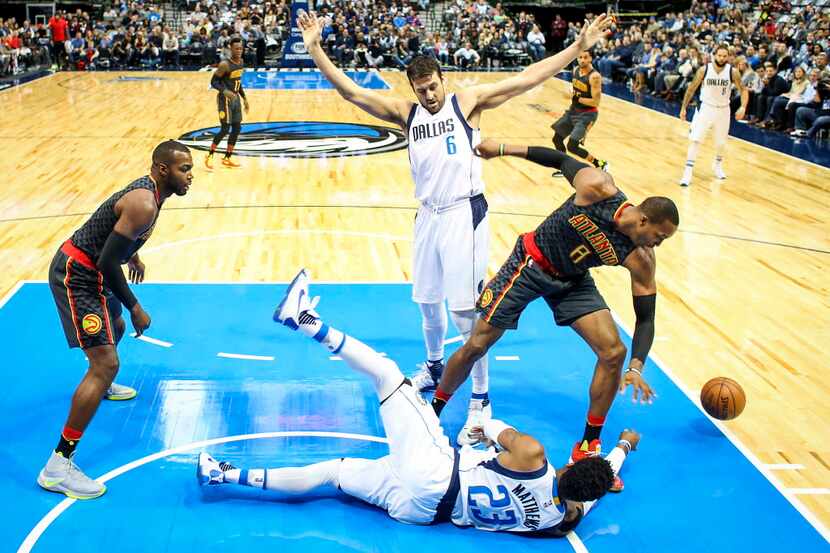 Dallas Mavericks guard Wesley Matthews (23) gets tangled with Atlanta Hawks center Dwight...