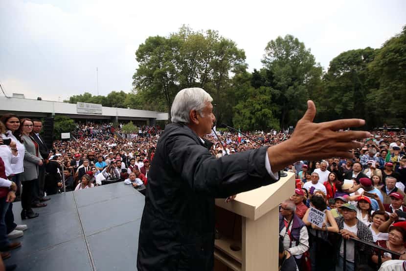 El candidato de Morena, Andrés Manuel López Obrador, sigue en la delantera en las encuestas...