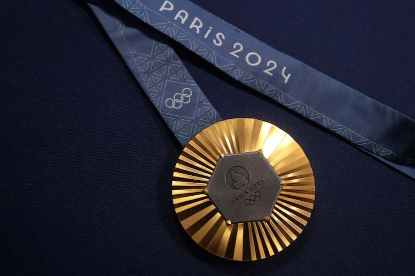 La medalla de oro de los Juegos Olímpicos de París 2024 durante la presentación de las...
