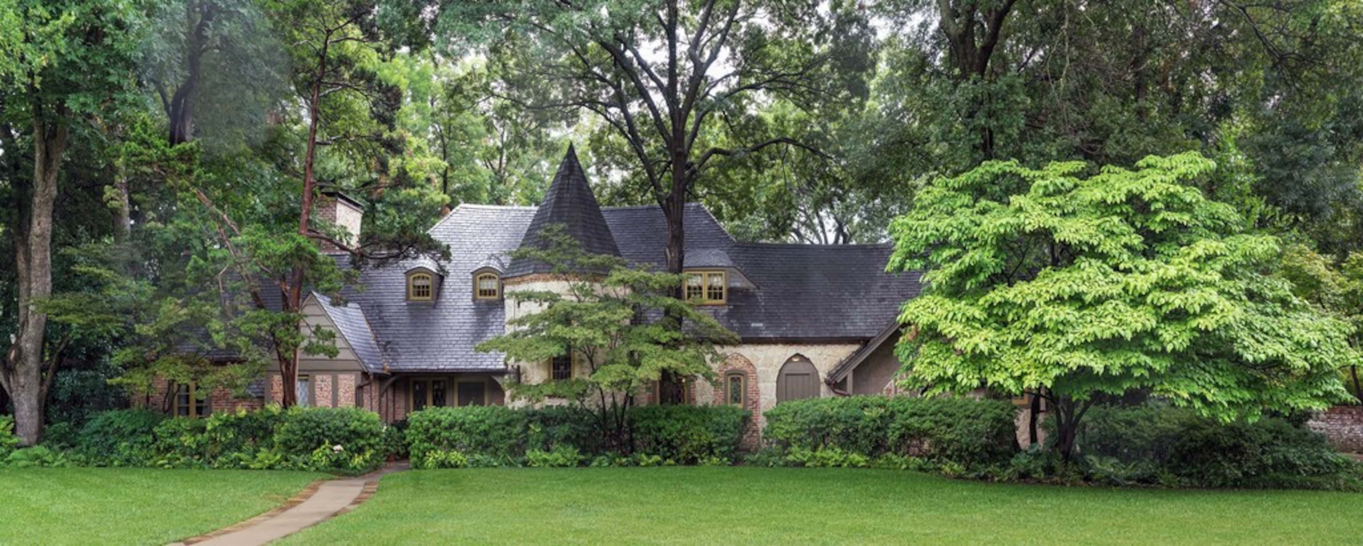 Cloyd House on Deloche Avenue (1937) — Dilbeck assembled forms from the south of France with...