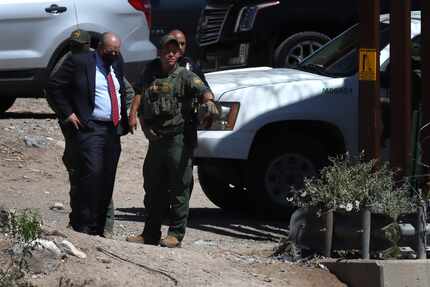 EL PASO— El Paso Mayor Oscar Leeser and Border Patrol agents look at the Rio Grande, which...