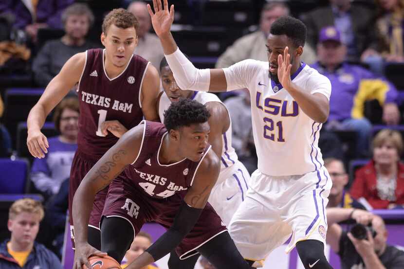 Texas A&M forward Robert Williams (44) works to move the ball to the basket as LSU forward...