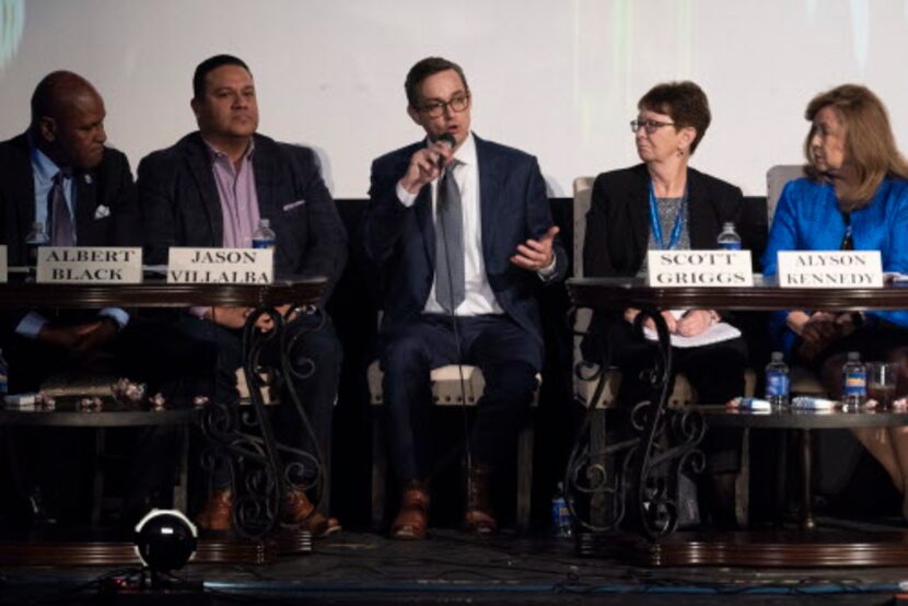 El concejal Scott Griggs (centro ) participó en el foro del martes entre candidatos a la...