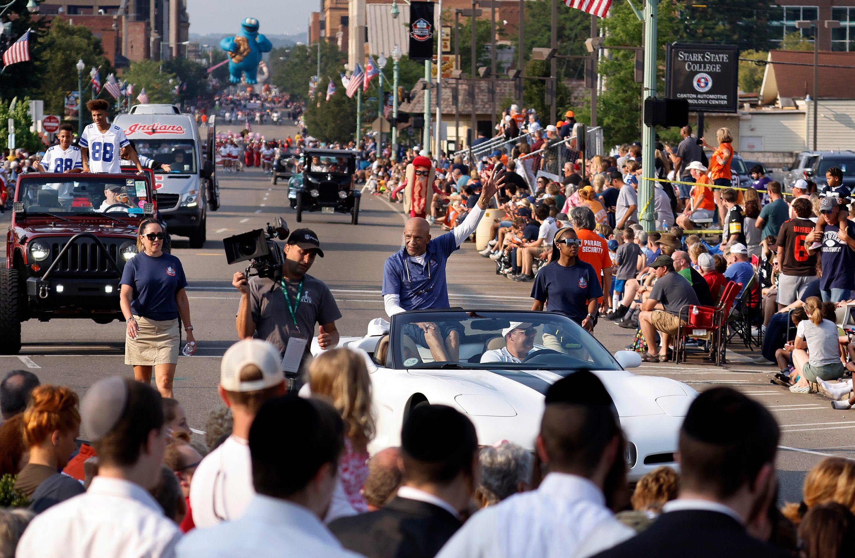 Dallas Cowboys Pro Football Hall of Fame inductee Drew Pearson waves to fans along the...