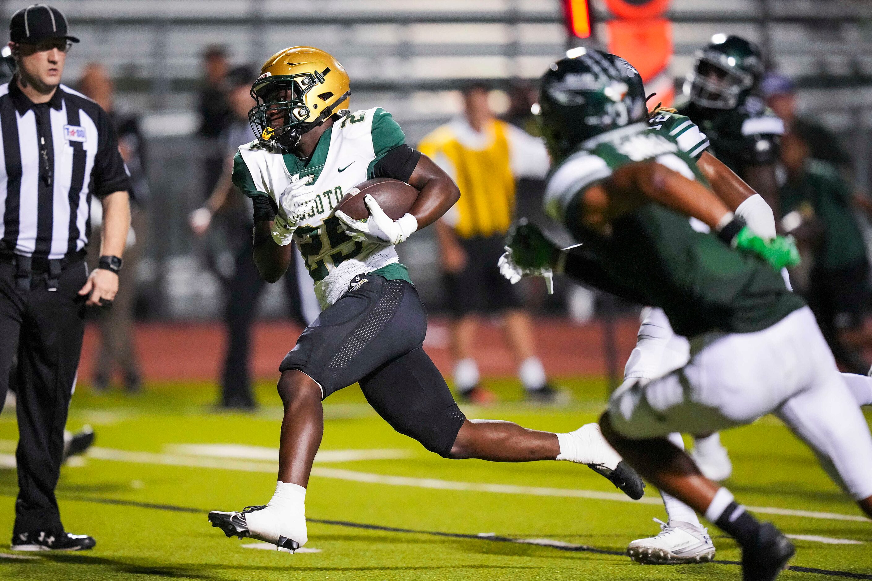 DeSoto  running back Kingstin McAdams (25) scores on a 15-yard touchdown run during the...