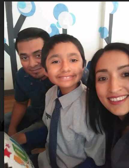 Luis, de 12 años, un niño con autismo, junto a sus padres Erika y Luis Enrique Cuenca.