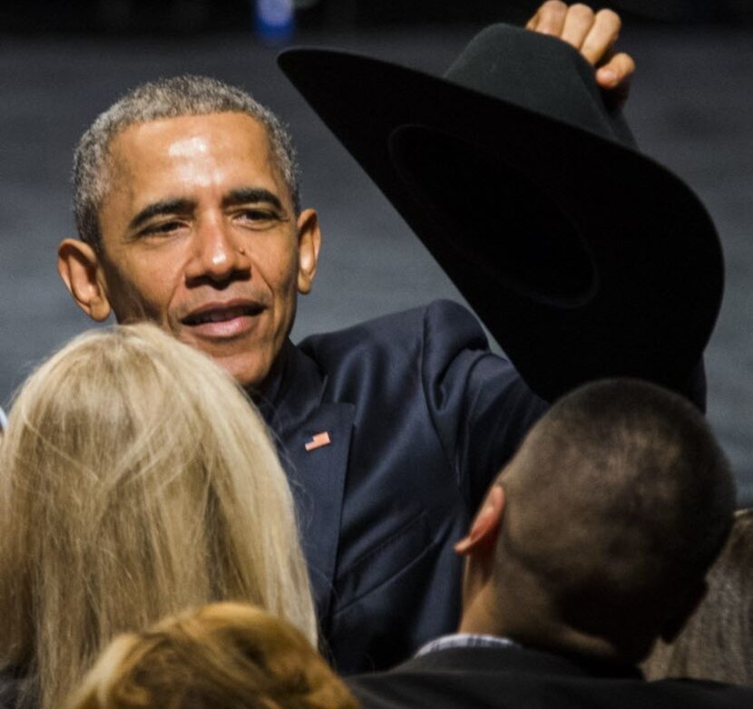 El Presidente Barack OBama se probó el sombrero vaquerto de un miembro de la audiencia que...