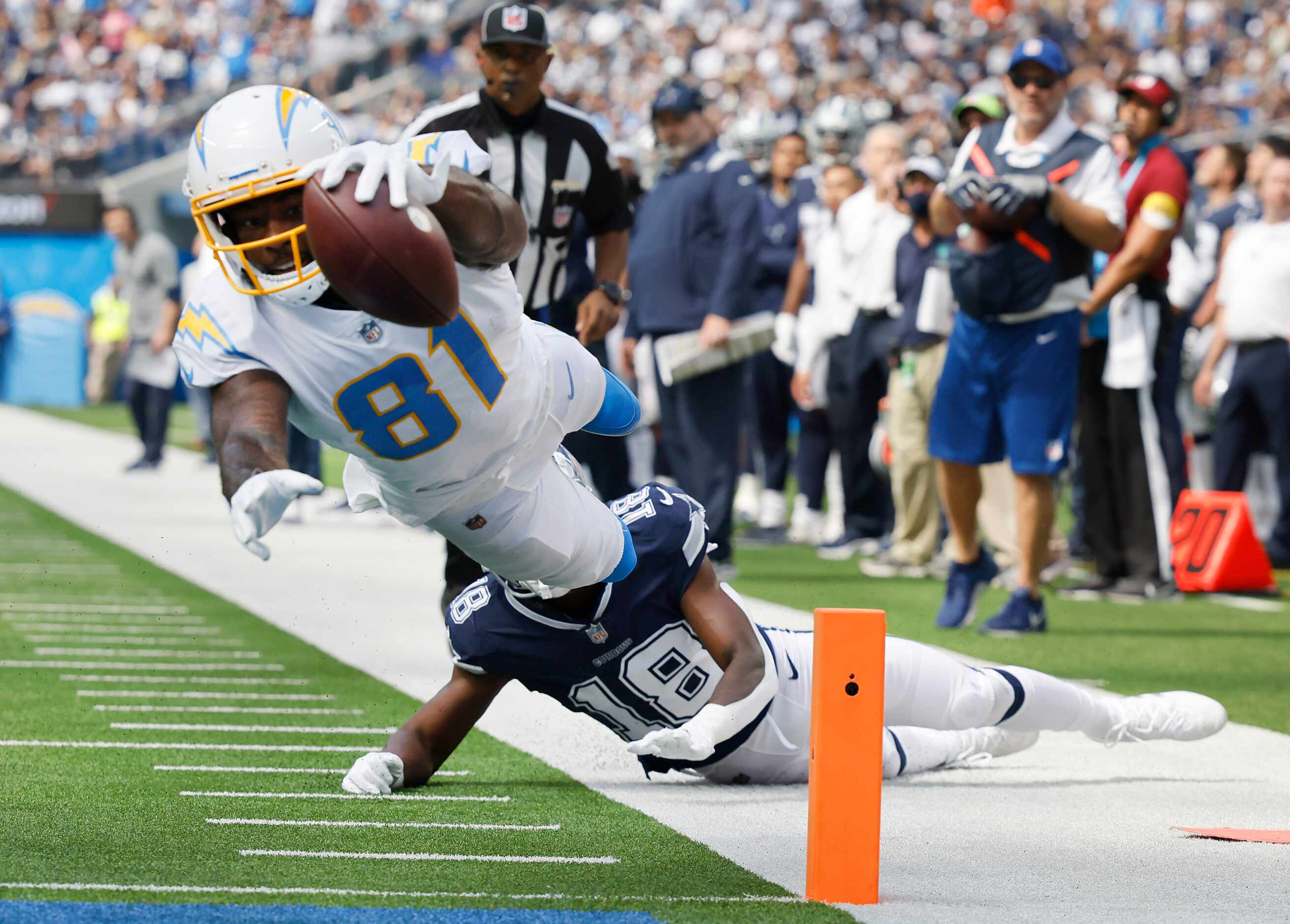 Los Angeles Chargers wide receiver Mike Williams (81) dives for a second quarter touchdown...