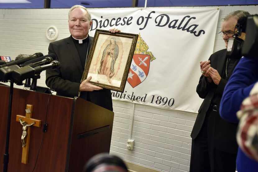 El obispo de Dallas Edward J. Burns muestra una imagen de la Virgen de Guadalupe durante su...