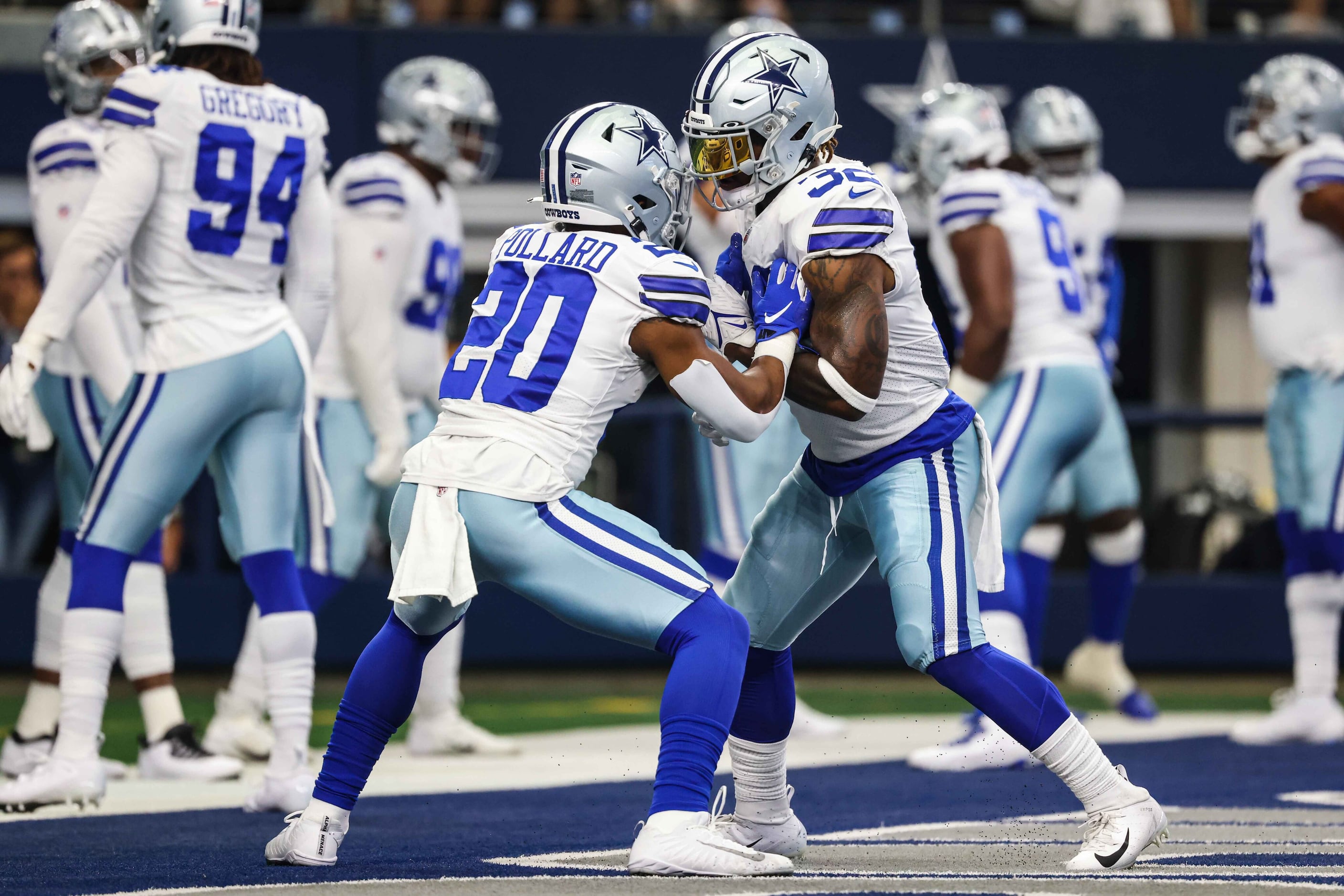 Cowboys Cheerleaders Turn Heads With Pregame Locker Room Photo, The Spun