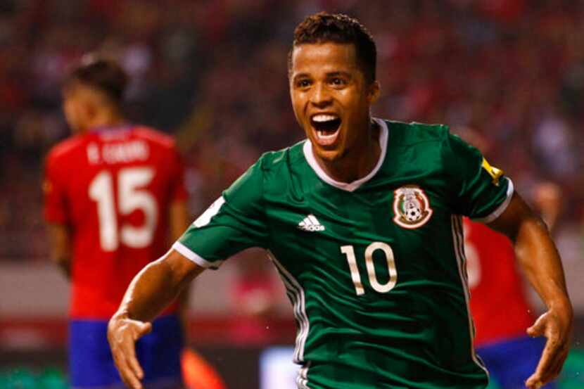 El jugador de la selección de México, Giovani Dos Santos, festeja un autogol de Costa Rica...