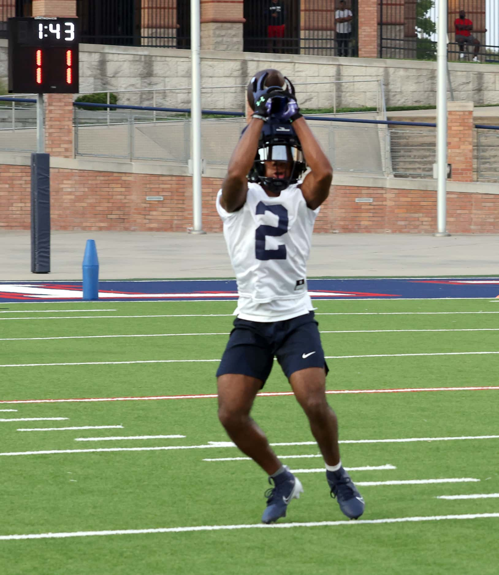 Allen senior running back Micah Ellis (2) pulls in a pass across the middle during an early...