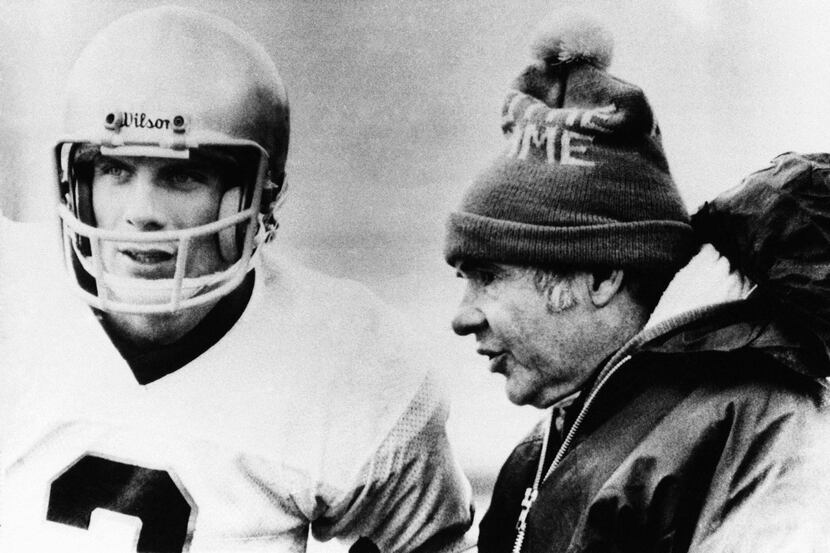 In this Jan. 1, 1979 file photo, Notre Dame's quarterback Joe Montana chats with head Coach...