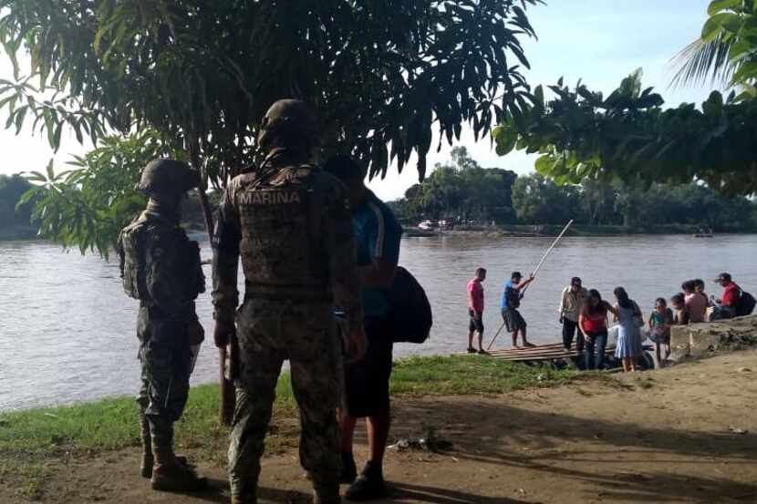 Agentes de la Marina de México patrullan la orilla del Río Suchiate(AGENCIA REFORMA)
