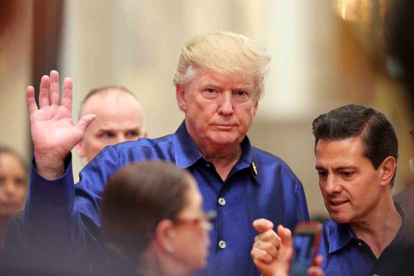 Donald Trump y Enrique Peña Nieto se saludaron durante la Cumbre de Cooperación Económica de...