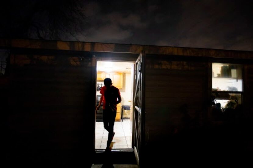 Carlos, un inmigrante guatemalteco, sale por la puerta de la cocina de su casa el miércoles...