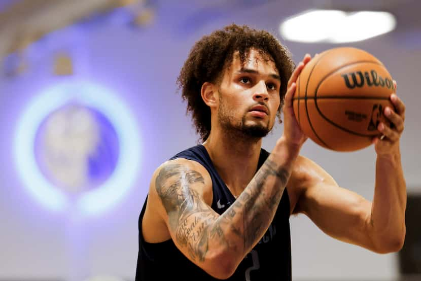 Dallas Mavericks first-round draft pick Dereck Lively shoots the ball during Mavericks’...