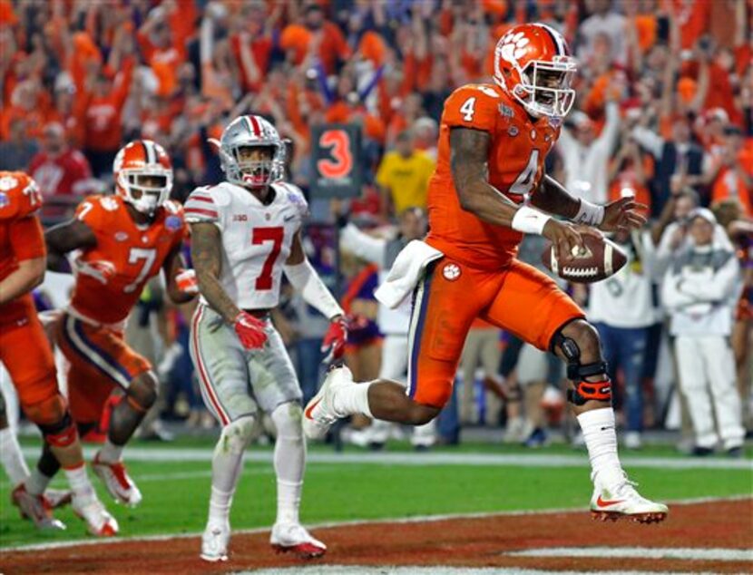 El quarterback de Clemson, Deshaun Watson (4), anota un touchdown mientras el safety de Ohio...