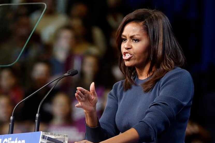 La primera dama Michelle Obama habla durante un acto de campaña para la candidata...