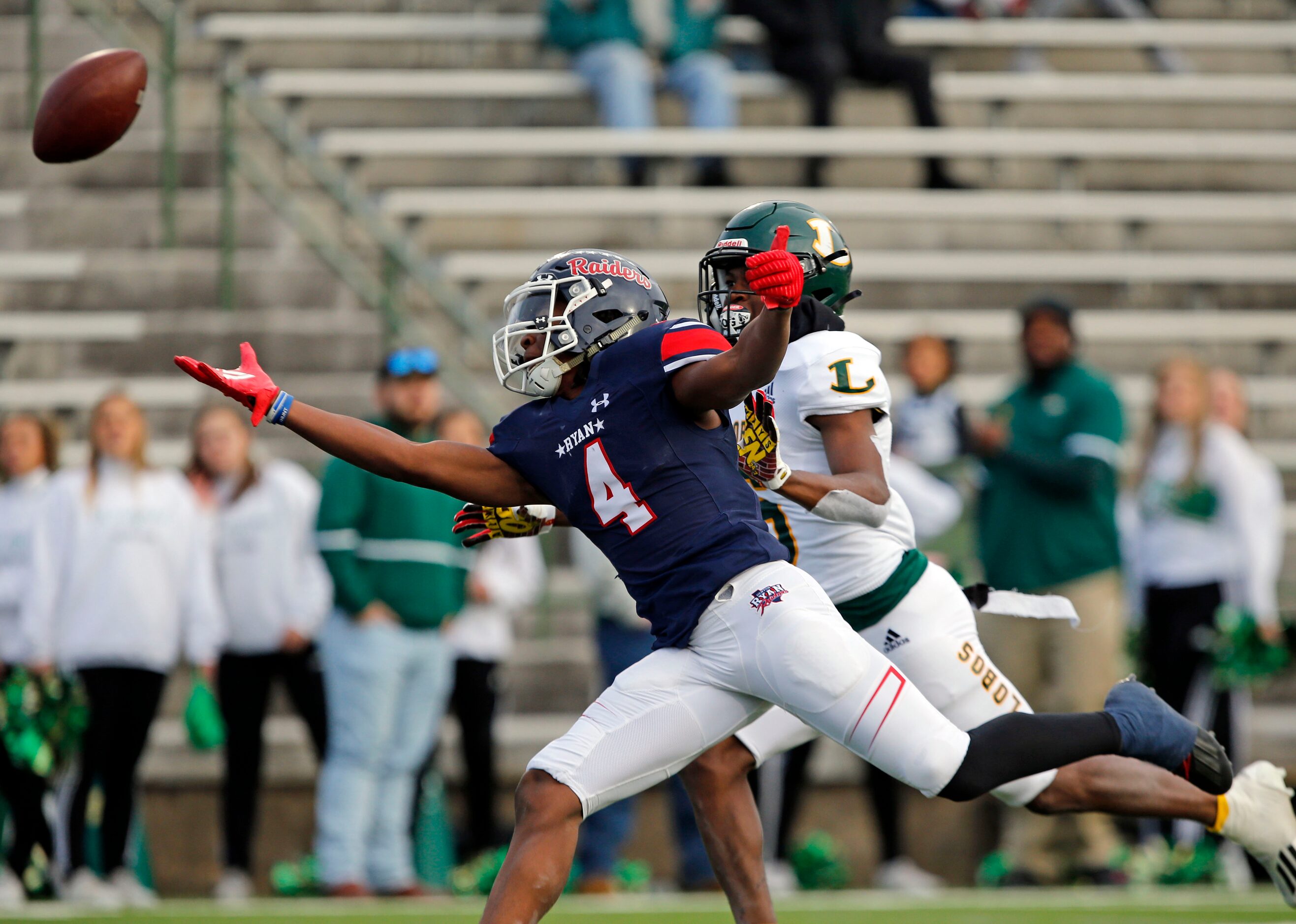 Denton Ryan’s Jordyn Bailey (4) can’t get to a long pass during the first half of the Class...