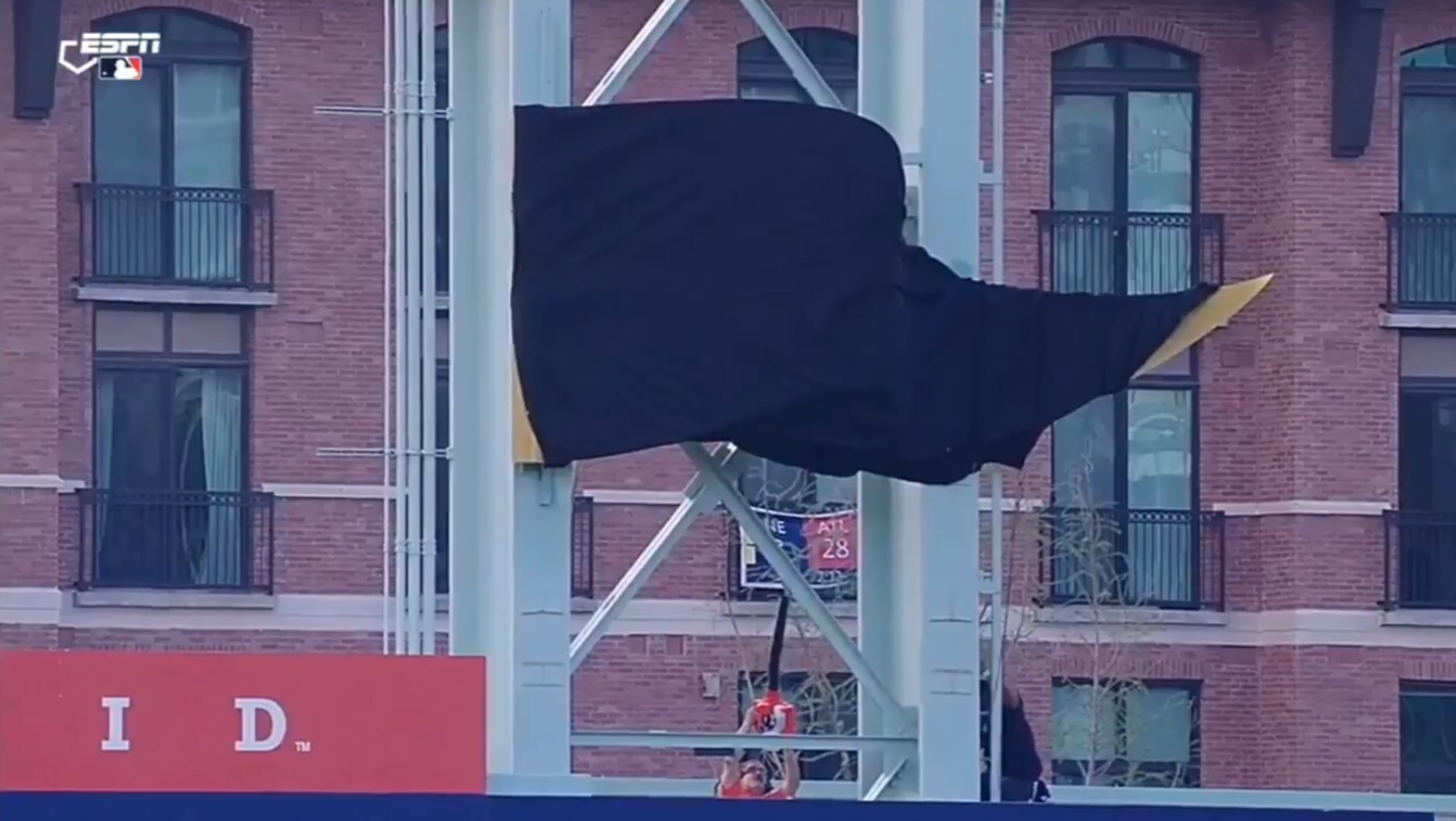 Leaf blower, brave employee save Astros' World Series banner unveiling