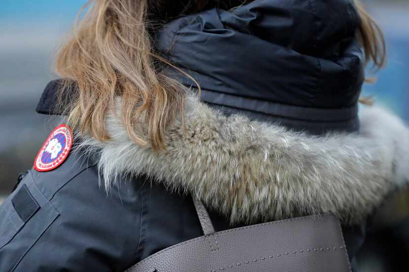 Una mujer porta una chamarra con piel de coyote en Nueva York. (AP Photo/Frank Franklin II)...