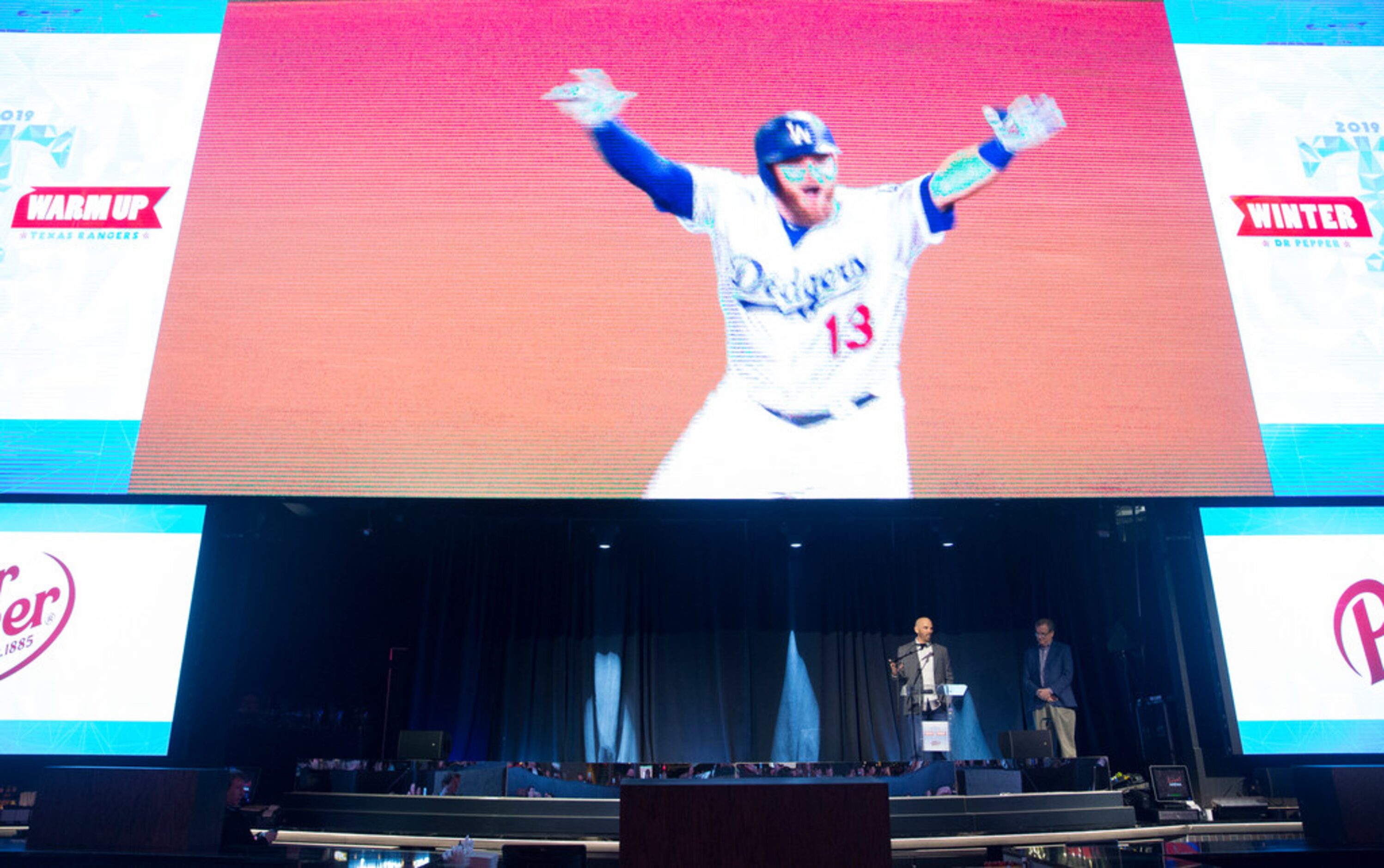 Texas Rangers manager Chris Woodward, left, prepares to introduce the 2018 Texas...