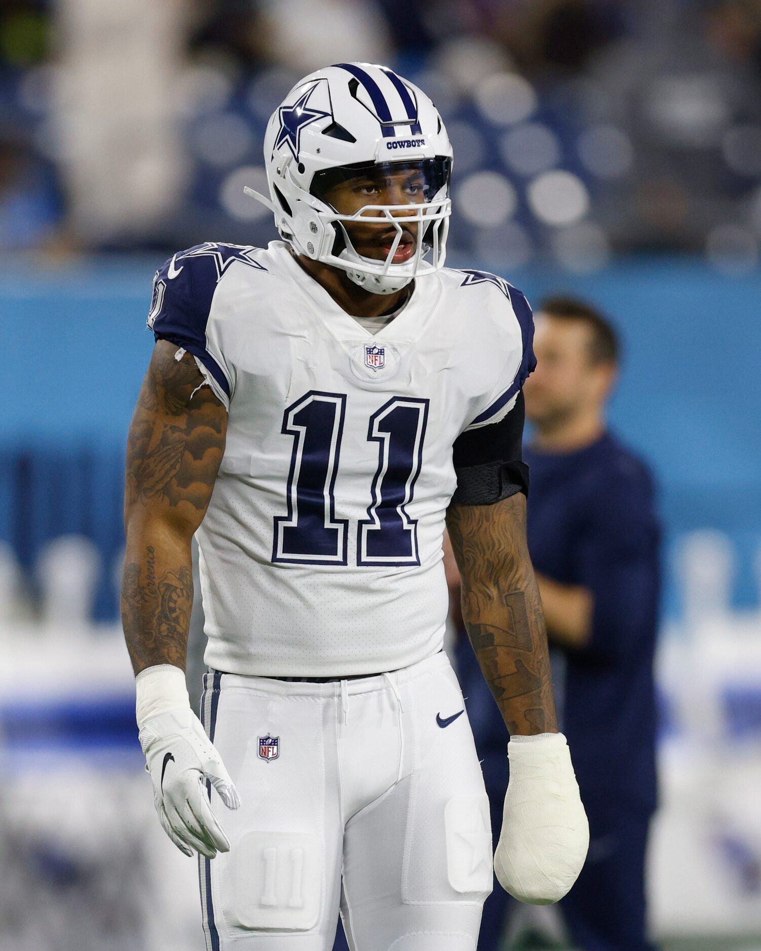 Dallas Cowboys linebacker Micah Parsons (11) warms up with a fully wrapped left hand after...