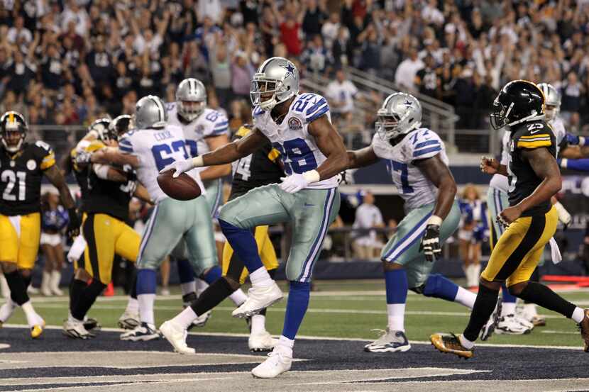 Dallas Cowboys running back DeMarco Murray (29) breaks into the end zone for the game tying...