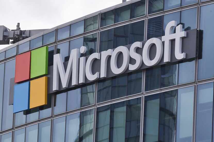 El logo de Microsoft en Issy-les-Moulineaux, en las afueras de París, Francia. El...