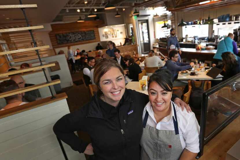 Amy Cowan (izq.) y la chef Anastacia Quiñones durante un almuerzo en Oddfellows, en Dallas. ...