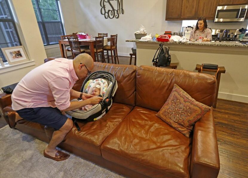 Miguel Solís, presidente del Latino CLD, prepara a Olivia para que reciba su comida, en su...