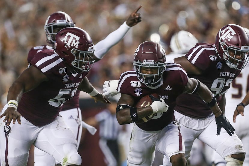 Texas A&M Aggies defensive back Leon O'Neal Jr. (9), middle, celebrates with defensive...