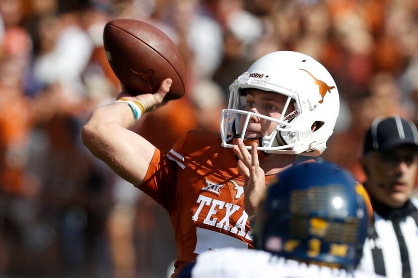 Texas Longhorns quarterback Shane Buechele (7) passes the ball in the first half at Darrell...