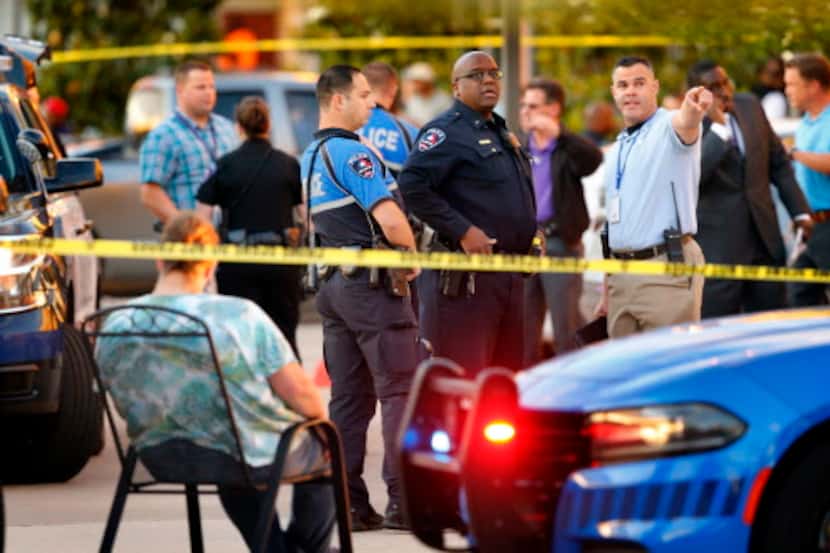 La policía de Arlington investiga el tiroteo en el que dos personas murieron en el Sports...