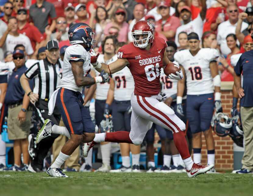 NORMAN, OK - SEPTEMBER 02: Tight end Mark Andrews #81 of the Oklahoma Sooners stiff arms...